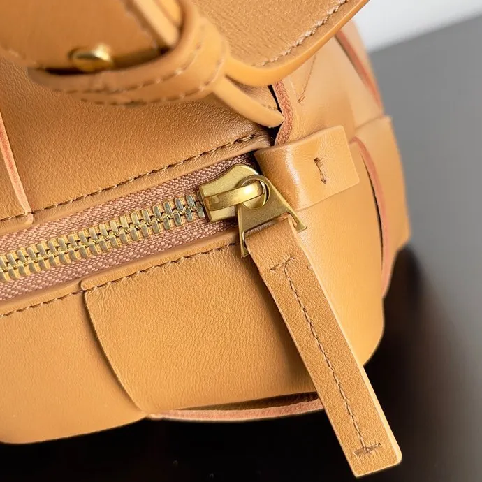 Batch 1460 #B's new model is coming! BRICK CASSETTE armpit bag, the traditional woven logo is instantly recognizable✅ Large grid weaving has always been fashionable, armpit bags are even more fashionable and foreign-style. Elegant big brick🧱 Sheepskin material is light and comfortable, has a huge sense of capacity and space, has a dark layer inside, practical inside, fashionable appearance design, durability and temperament coexist. Elegant big brick, come and plant the same underarm bag from star Zhou Yutong! Size: 28x14x10 Model: 9306
